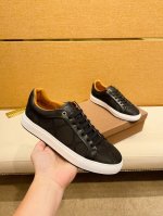 工厂价 。最新 Boss ，采用进口品牌专用料搭配牛皮，品牌凹凸均衡，高档大气，进口羊皮内裡，专柜同步，官网1：1楦头，耐磨橡胶大底穿着舒适，轻便，值得购买，颜