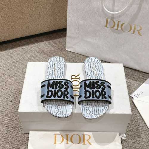 平底 中跟 代购级别 2024新款迪奥miss Dior 系列平底拖鞋，经典上乘美艳力作 Dior专柜最火春夏系列 兼备气质 时尚 经典耐看的设计风格 上脚效果