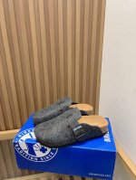 Birkenstock 勃肯经典半拖 经典的包头半拖，一年四季都可以轻松穿着。鞋面由磨砂皮 羊毛毡革制作，营造出自然、质朴的外观。 鞋面：麂皮 羊毛毡 鞋底：软