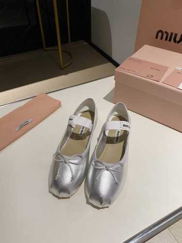 出厂价羊皮350。Miu Miu芭蕾舞平底单鞋 2024春夏 全新超美芭蕾鞋原版一比一开发 时尚淑女气质脚背弹力象劲上脚非常方便 鞋面:进口灯芯绒 垫脚/内里: