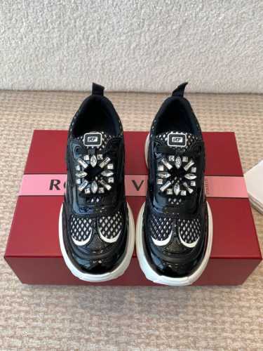 Roger Vivier 25ss 春夏 RV厚底运动鞋休闲鞋以皮革拼镜面织物和网眼面料制成前面点缀迷你闪钻饰扣和珐琅花朵舒适又不失活泼，尽显松弛感材质：牛皮革