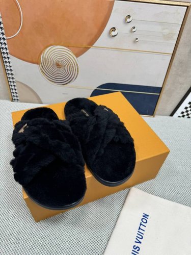 顶级版本lv 新色羊毛拖鞋頂级品质纯皮毛一体羔羊毛打造！米超温暖的感觉，穿上仿佛踩在云朵上经典老花装饰，精致高级！让这双毛拖身价陡增！鞋底是原版开模的防滑橡胶大