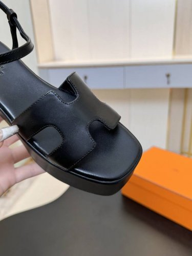 Hermes 爱马仕经典粗跟凉鞋系列时尚经典又百搭 超级舒服 原版开发 匠心精神 每个细节都做到极致 搭配黑色调标志性H鞋面 设计简约流畅 打造时尚经典柔美造型