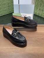 Gucci 古奇2024秋冬新品厚底水台马鞍扣 马衔扣坡跟乐福鞋 鳄鱼纹 原版套楦 高端品质 品牌经典元素为这款精致的马衔扣乐福鞋注入隽永格调。光面皮与浅金色调