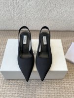Toteme 25ss 春夏新款 后空凉鞋 细跟穆勒鞋进口皮高级舒适，配女神们的半身裙，不规则的弧形尖头，晚宴系列专属高跟鞋贯穿整季lookbook完全戳中我，