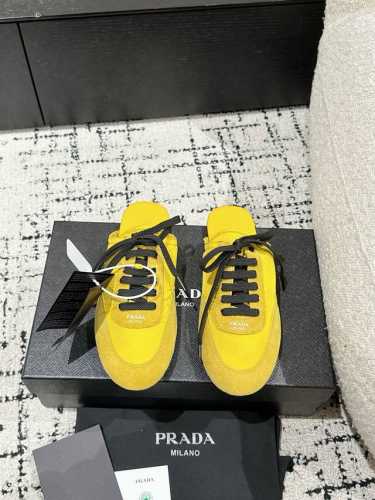 代购级Prada 普拉达 25 早春 走秀 休闲 阿甘 德训鞋 出镜率很高的就是这款德训鞋 外形是像芭蕾舞鞋一样的跑鞋，柔软的皮质加上Prada 专属尼龙材质上