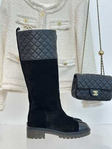 厂价 Chane* ｜小香23S秋冬新品 巴黎走秀款菱格粗跟靴子系列 鞋柜里常青的系列单品 一般碰到这个类型的靴子可以多入哦～ 具有名媛气质 又带着一丝不经意的