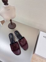 拖鞋 钢印凯旋门Logo Celine 专属 凯旋门系列 拖鞋 赛琳 家族元素设计 钢印Logo Logo 酒红色 小牛漆皮 钢印压模而成立体感十足 对标对版
