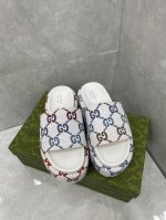 新款多色亚麻女士防水台拖鞋，GG标识于20世纪70年代开始使用，由始于30年代的早期Gucci钻石菱格纹演化而来，是Gucci颇具代表性的传统精髓。经以明艳色调