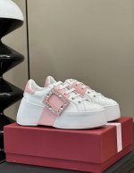 出厂 。Roger Vivier Ss24 New Arrival-～ 本季最新viv'Skate 钻扣厚底休闲鞋，增高大约8Cm，稳稳妥妥秒变大长腿。。以牛皮