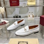 1819-1* 白￥380（35-41）作为Gucci设计传承的杰出代表，Jordaan系列饰马衔扣乐福鞋生动彰显经典优雅格调。这款鞋履采用品牌标志性字母交织图