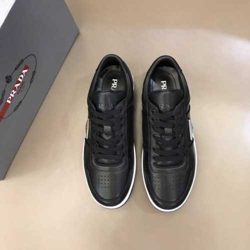 家奢品、男士时尚运动系列，这款皮革运动鞋多角度诠释pra*徽标：轻巧跃于鞋舌，沿轻质橡胶鞋底铺陈，化身橡胶三角形点缀鞋面一侧，无不阐释品牌格调。进口小牛皮材质，