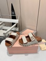 p310 被追问无数次的Miumiu拖鞋时尚圈新宠 家人们，又到了分享宝藏单品的时刻！Miumiu今年在拖鞋界杀疯啦，这款新品一亮相，直接美到我心巴上！ 进口面