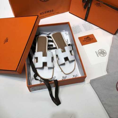 顶级品质 上新hermes 2024爱马仕经典光面牛皮系列。三色，黑色，白色，棕色。 超级有档次的一款贵妇拖鞋，绝对人手一对。 100%购入正品1：1定制，楦型