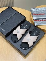 Prada家最新拖鞋官网同步这款拖鞋以品牌独特的标志性Saffiano牛皮打造，品牌徽标跃于双饰带，品牌格调一览无余。牛皮和真皮大底赋予男性优雅魅力与功能性设计