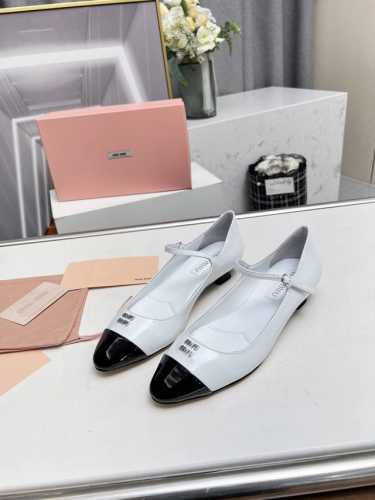 高品质出厂 Miu Miu 24新款春夏尖头小猫跟单鞋包头凉鞋 一眼看上miumiu这双高跟鞋，上脚果然更惊艳，镂空一字带单鞋 也是采用拼色设计性感与于一体的高