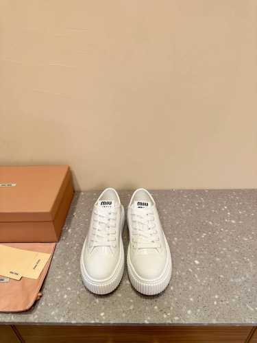Miumiu Ss24 秋冬新品 Miu 24春夏厚底 摔纹牛皮 做旧小白鞋 简约造型，超轻发泡鞋底，脚感妥妥满分 细节特写 新季的潮流要素一 与此刻挚爱的概念