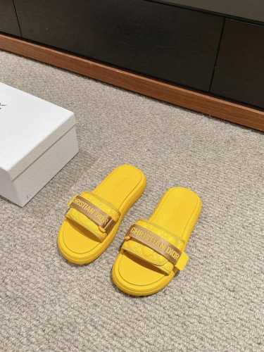顶级品质 Dior 2024早春新款魔术贴拖鞋 简约百搭又不乏精致大牌气质的单品！ 小羊皮鞋面内里，超级柔软舒适 鞋底tpu材质 有一定厚度，脚感决绝子～ 搭个