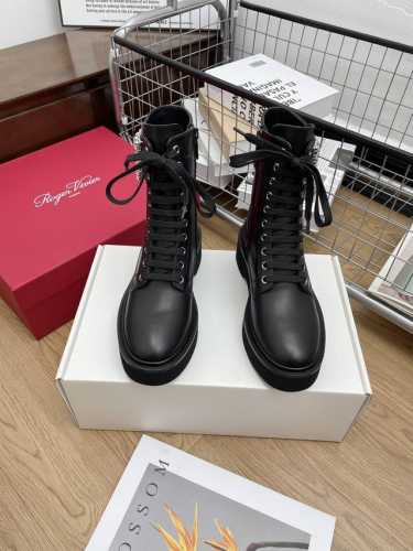 顶级版本代购级roger Vivier｜Rv经典秋冬水钻方扣厚底短靴 无钻的低调耐看 带钻版真的是两个字！惊艳！闪瞎我的眼～特别是穿衣偏爱简单款的妹子们，配一双