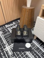 25Fw春夏新款chanel小香水钻双c一字拖鞋 穿不腻的百搭凉拖 超经典的一款 休闲中带着精致 气质拿捏稳妥 今年春夏绝美加分宝藏！ 鞋面：小羊皮 天鹅绒 内