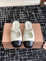 代购级 Miu Miu 缪缪 25ss春夏 小粗跟 玛丽珍 半拖 上脚果然更惊艳~个性设计非常百搭，而且高度也太适合我了，穿着不累脚 绝对入手不亏的一双！面料：