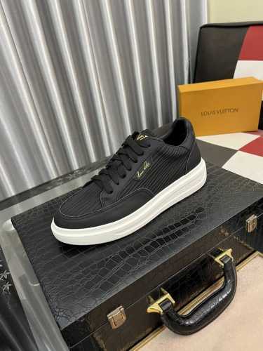 出厂价： Lv男士经典休闲运动鞋，本款 Beverly Hills 运动鞋为柔软牛皮革描摹经典 Monogram 印花，塑造优雅鞋面。橡胶外底厚实而不失轻盈，其