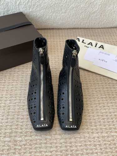 ALAlA25 Fw新款阿莱亚法式方头 芭蕾舞 冲孔凉鞋 短靴具有柔美浪漫气息的方头单鞋，传统的芭蕾风格具有了更多施展的可能性，也更能与当代时尚结合。女性气质十