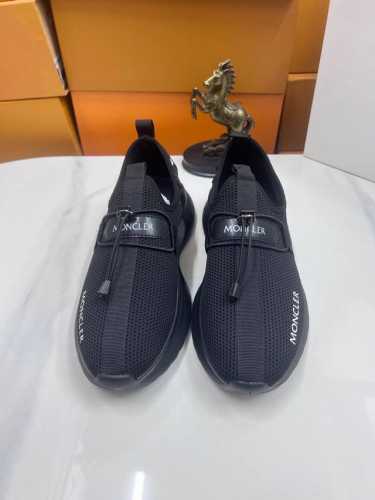 出厂价:品牌： 蒙口moncler尺码：38-45 可定做46等级：高版本材料： 夏季新款款式类别：原版进口胶料材质 拼色设计原版弹力防滑大底
