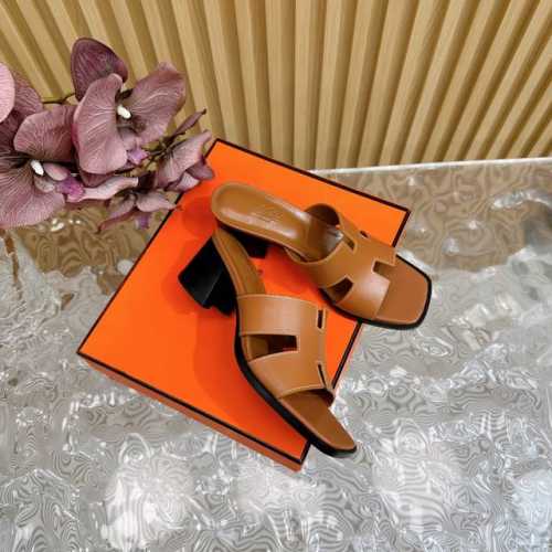 Hermès 爱马仕经典防h粗跟拖鞋 极约复古的设计 浓厚的异域风情 时髦感十足、随便上脚都很有腔调 简简单单的款式随便搭配一下高级感就很棒 百搭的颜色流畅的线
