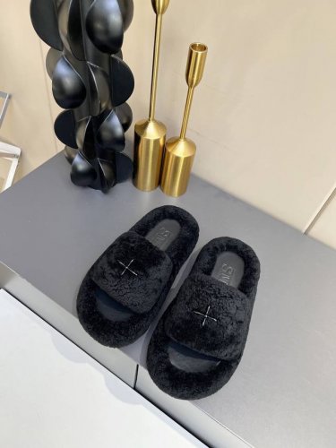 出厂： 秋冬爆款羊皮毛一体拖鞋火爆来袭，日常穿搭必备单品之一，巨显腿长，小个子增高神器，简约时尚的设计真的超百搭，底高3.5Cm，多种颜色可选择，无论你是喜欢简