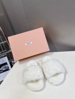 Miumiu代购级独家首发100%纯羊毛鞋 新季的潮流要素 与此刻挚爱的概念，多元对撞，传达现代风格~ 怎么穿都好看！时髦精最爱 上脚超级舒服 面料：进口澳洲加