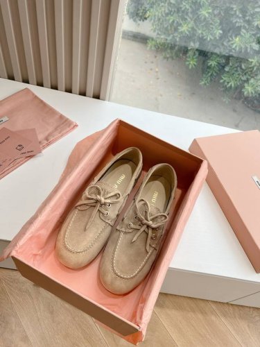 G002独家首发miumiu*缪缪厚底2024年新款英伦风厚底乐福鞋 怎么穿都好看今夏时髦精最爱 看起来不怎么舒服 上脚超级舒服 超级重工 每一双都是独一无二不