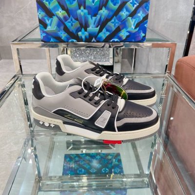 顶级版本 上线男款39-44 45.46 Virgil Abloh 向篮球鞋设计汲取灵感，推出标志性 LV Trainer 运动鞋，经典的花纹富含着整体的特性，