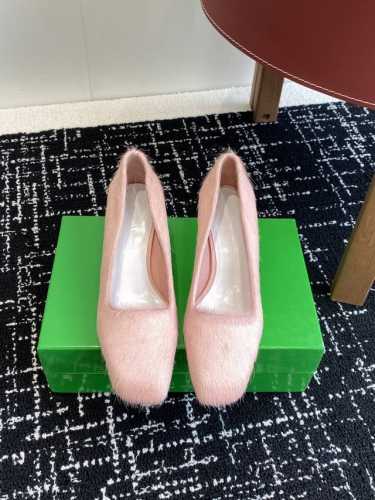 代购级 Bottega Veneta 25ss 新款BV 马毛 矮跟 单鞋系列单品优雅材质运用在鞋履上知性优雅干练，满满的高级感小方头设计美美哒 舒适高端 让出