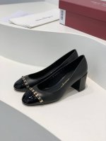 工厂P价 Sf Ferraga*O 菲拉*慕 Vara圆头链条粗跟高跟鞋这双鞋有点不像菲拉*慕的风格，倒是很有小香风！金色链条上都有Logo通勤百搭，上脚非常显