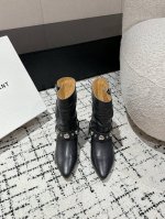 Isabel Marant Aw 秋冬经典复古短靴 西部风裸靴主宰 24Ss秀场，牛仔靴无疑是历久弥新的其一鞋款，而秋冬系列靴履则是超脱经典的出色之作 各大in