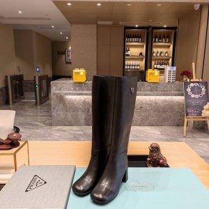 顶级包装配套最高版本 Prada 普拉达新品， 顶级版本 实力来袭！Prada秋冬新款御用的三角标打造 7.5Cm正版圆头粗跟骑士靴 系列：短靴 ，长靴 今年最