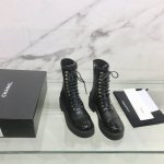 皮面 Chanel 香奈儿秋冬专柜新款绑带拼接马丁靴 鞋面：布面 牛皮 内里：进口羊皮 鞋底：原版开模tpu 码数：35-39 40定做不退换