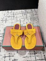 顶级版本 代购级 Loro Piana L 新款英伦夹脚拖鞋 凉鞋 咱家做是全羊京 不是市场磨砂材质哈 原来这就是传说走两万步都不会累脚的夹脚凉鞋把颜值和脚感都