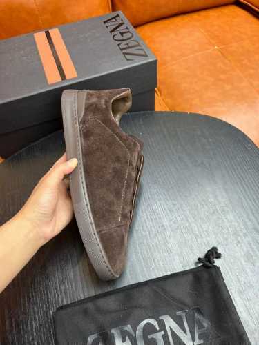热卖款！杰尼亚 休闲运动鞋这款 Triple Stitch 低帮运动鞋以柔软的牛皮搭配麂皮制成，为休闲鞋履注入精致格调。标志性三重交叉弹性细节彰显出传统皮鞋的手