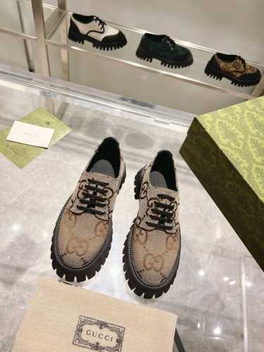 Gucci 古奇春季 男女 同款系带鞋！ 这双休闲系带鞋采用 古奇奥guccio Gucci 字母组合图案的超大版型。凸纹鞋底和撞色饰边增添现代元素，将品牌传统