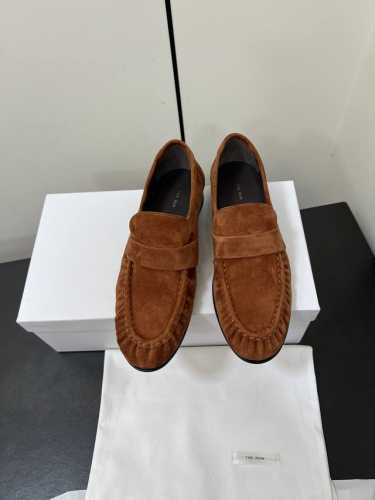 The Row 麂皮乐福鞋新品 延续经典又突破经典，时髦复古气质 柔和细腻的麂皮的质感和秋冬超搭呀 鞋底意大利进口牛皮底，做注塑工艺 好穿好搭有调性 Size
