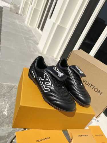 2025年新款LV情侣同款球鞋这款 Footprint Soccer 运动鞋于2025春夏系列时装展中亮相，是Pharrell Williams 首次以足球鞋为