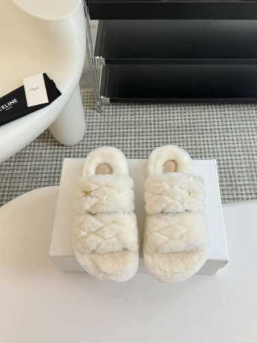 Celine 塞琳 24S新品 夹脚厚底毛毛拖鞋 这一季的赛琳又让我重新爱了它一次！ 这季节美鞋太多这款毛拖 真的是让我无法自拔真太可爱了～ 毛茸茸的羊毛是选用