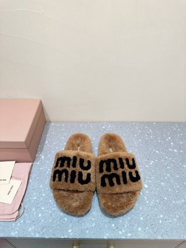 Miu Miu 24Ss 秋冬新品毛拖～ 秋冬新宠 百搭时髦单品！ 不管居家还是外穿都是品味的象征性！ 秋冬搭配袜子 那更是太绝太绝了 鞋面：进口澳洲真羊毛 内