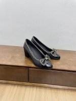代购级chanel 24C新品圆头环带拼色链条蝴蝶结玛丽珍单鞋 这一季系列真的超美 大爆款香奶奶家一贯的优雅名媛气质 高级感十足！上脚非常nice～ 不管光脚穿