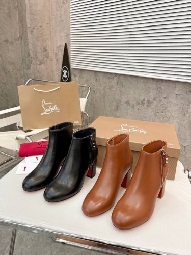 元： Christian Louboutin Cl 年重磅推出新款粗跟厚底靴，采用亮泽小牛皮材质打造，简单 时尚 筒高4寸 12Cm 面料：粒面牛皮 内里：羊皮