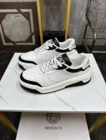 Versace 范思哲 最新男士运动鞋官网同步发售，新潮款轻质系带运动鞋采用品牌纹路面料，鞋面工艺loge舒适柔软网布内里，超轻原版气垫发泡底。极具未来感和活力