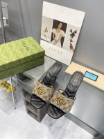 工厂价 Gucc*家经典双 G 扣细跟拖 高版本 长期做货 推荐给美眉们 一定要试试这款拖鞋 又一款心头爱 ~版型超正 做工细节完美 ，上脚非常舒适 高雅百搭。