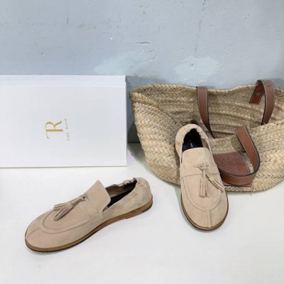 高品质出厂 ！小众潮牌 The Row25春夏新款流苏一脚蹬乐福鞋平底单鞋奶奶鞋 第一眼看到这个鞋子就爱上了，看着不起眼但却让人越看越喜欢，简单又高级，带点复古